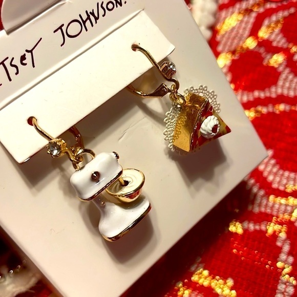 Brand New Betsey Johnson Mismatched Pie Slice & Mixer Baker Drop Earrings - Picture 6 of 12